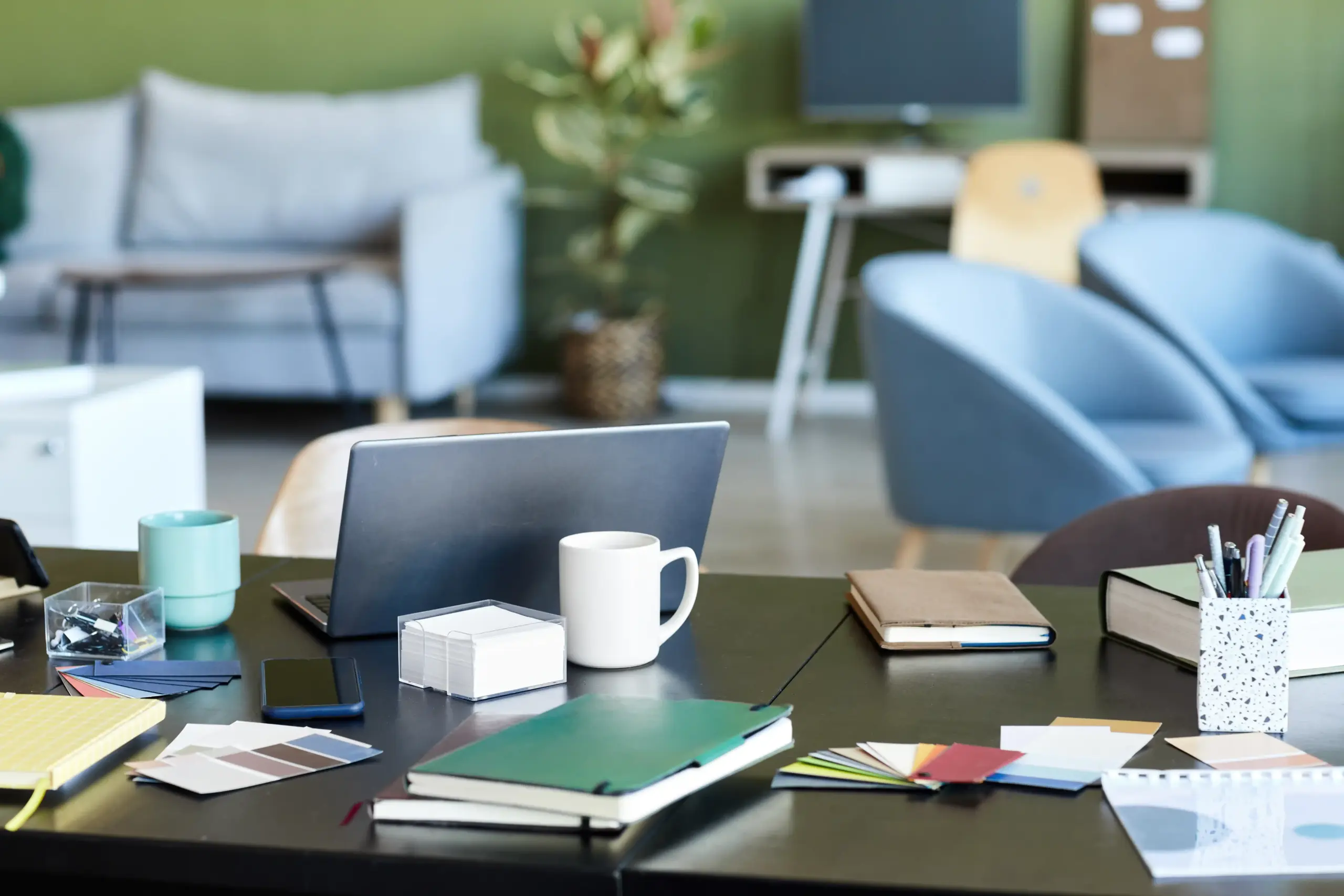 Arbeitsplatz mit Farbfächern, Mustern und Laptop