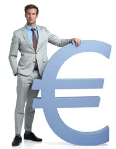 Mann im Anzug lehnt an einem übergroßen Euro-Zeichen