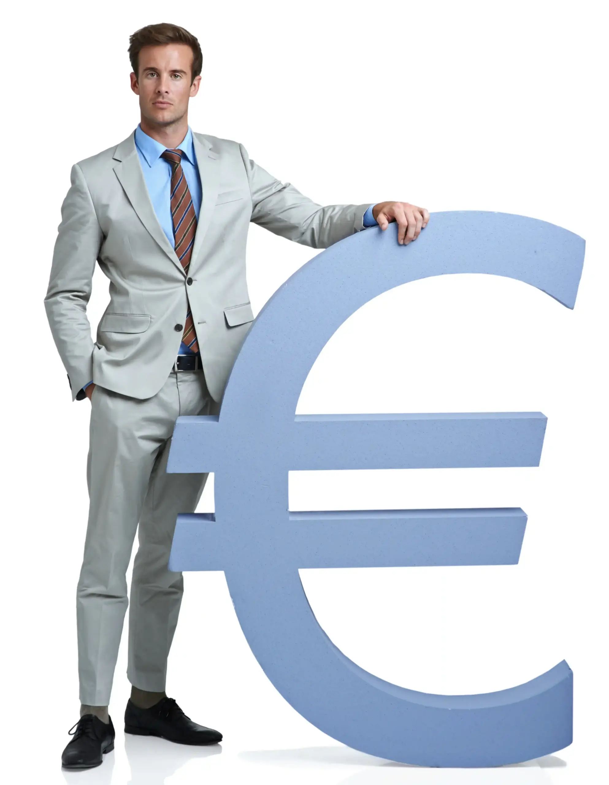 Mann im Anzug lehnt an einem übergroßen Euro-Zeichen