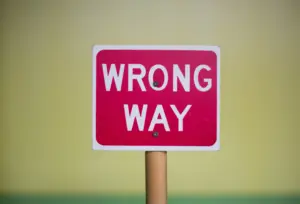 Rotes Warnschild mit der Aufschrift Wrong Way