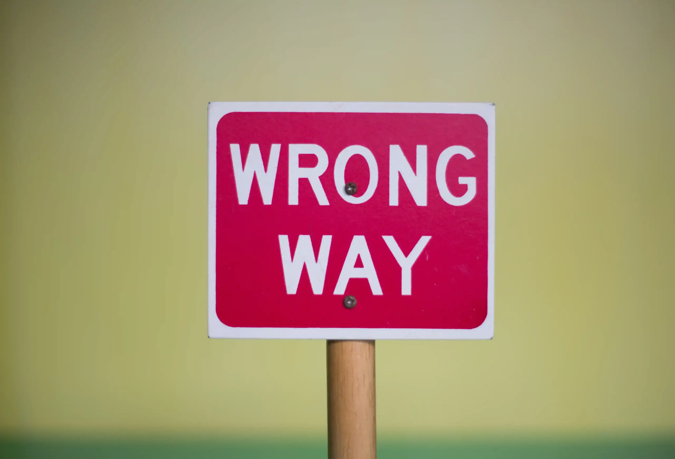 Rotes Warnschild mit der Aufschrift Wrong Way